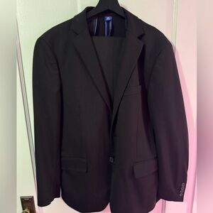 Men’s APT 9 suit set.